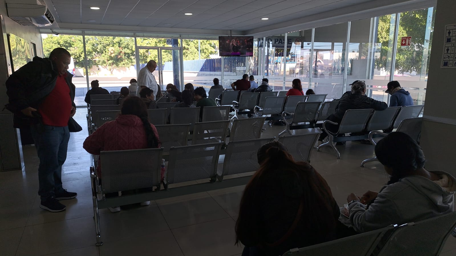 Personas en estación de camiones esperando