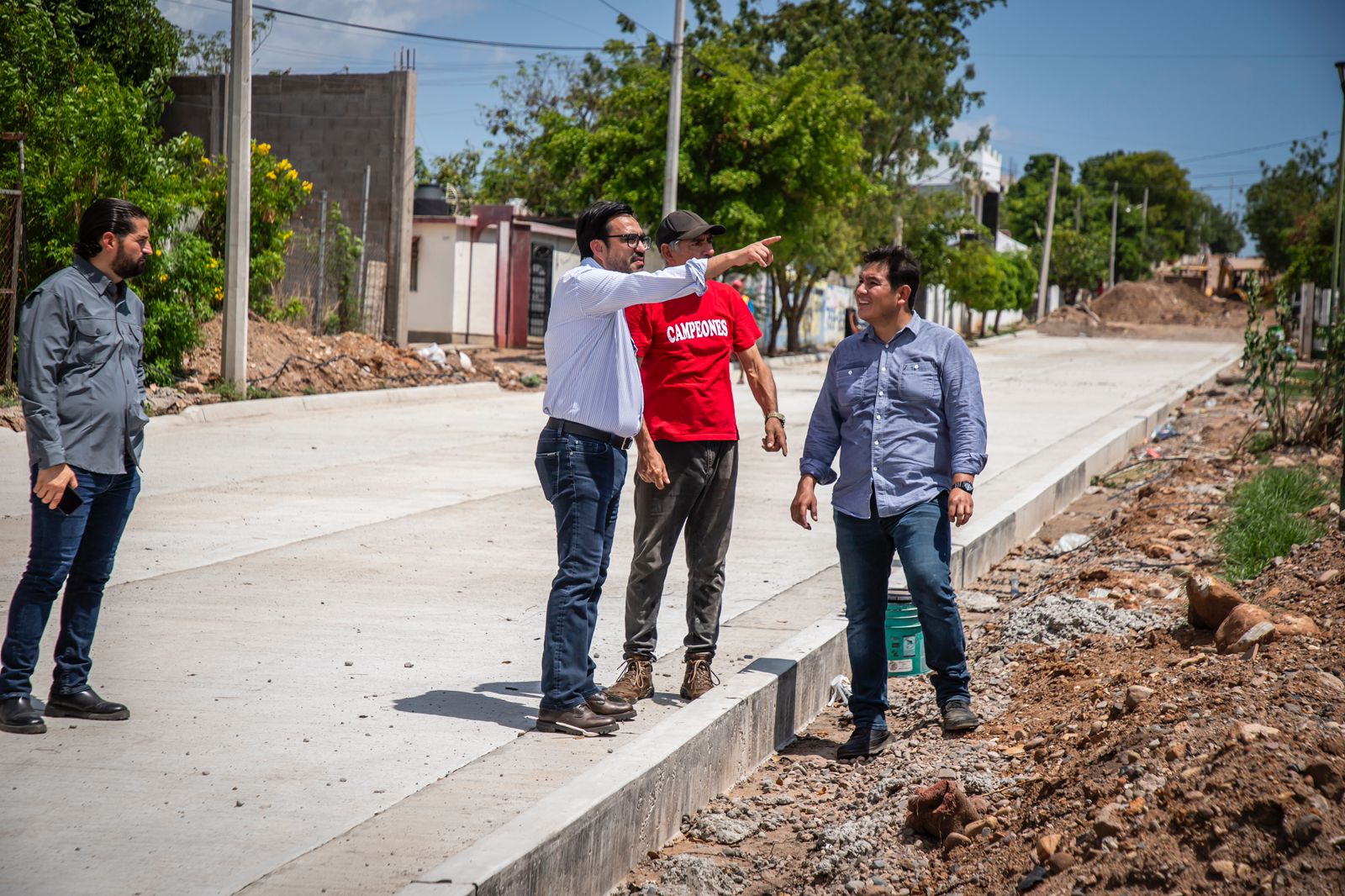 Alcalde de Culiacán junto a su equipo de trabajo en una calle en proceso de pavimentación