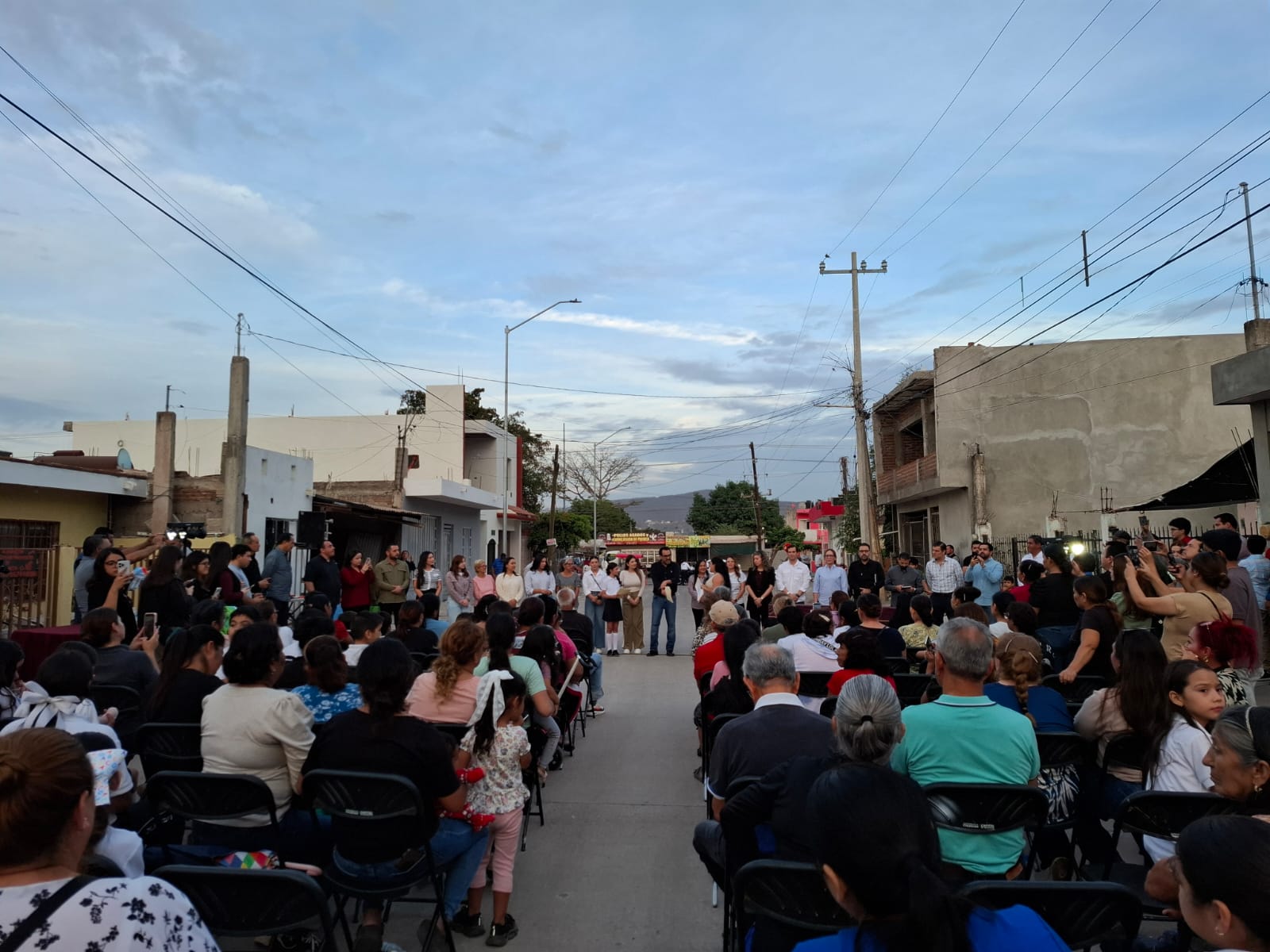 Alcalde de Culiacán en obra de pavimentación de calle