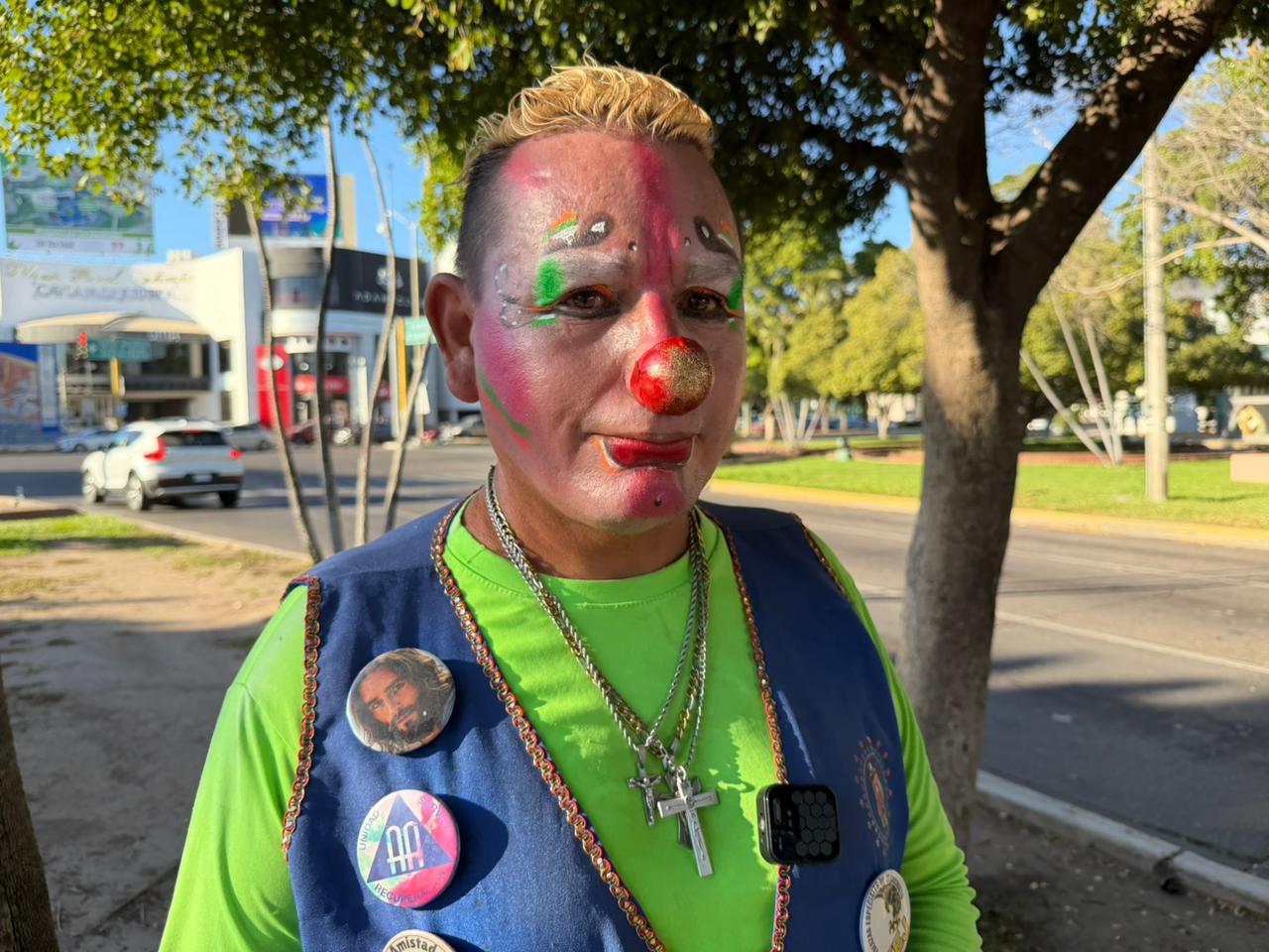 Persona con maquillaje de payaso en una calle viendo hacia el frente