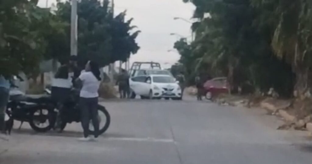 Carro blanco junto a unidad de la policía