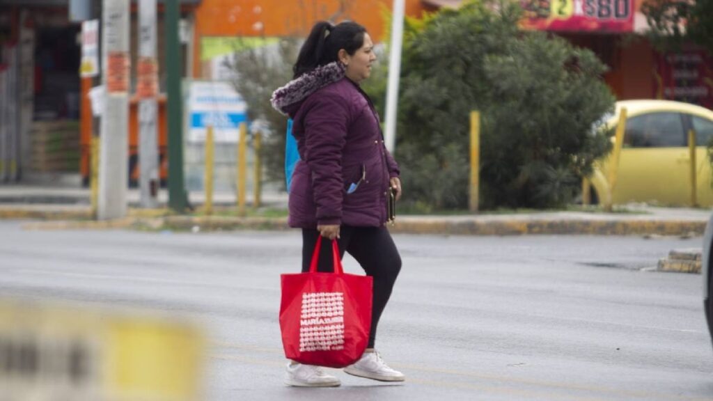 PErsona abrigada caminando por una calle