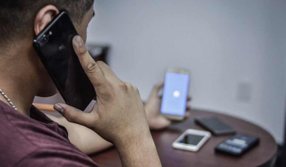 Persona realizando llamada de extorsión