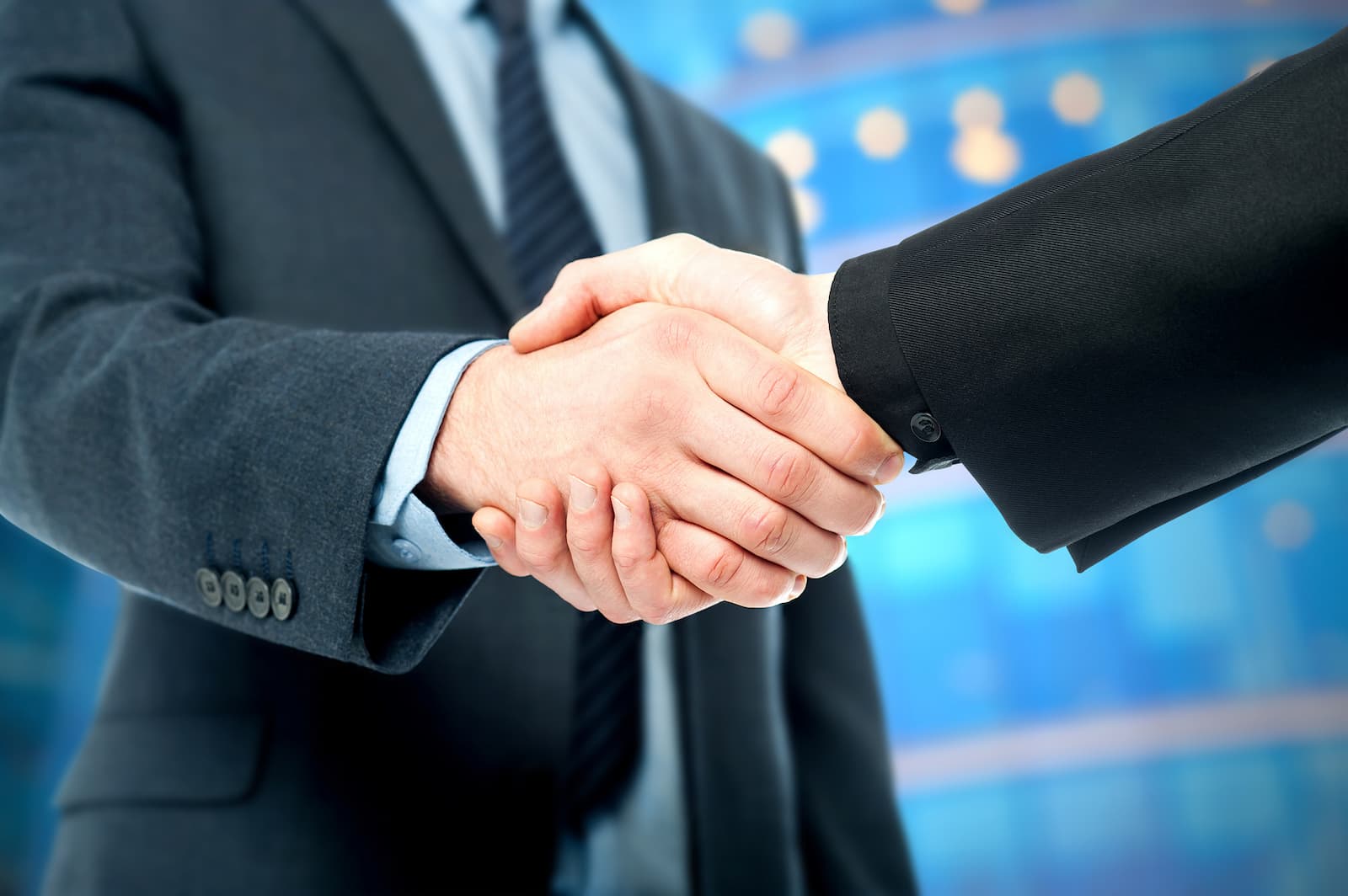 Personas agarradas de la mano en forma de saludo