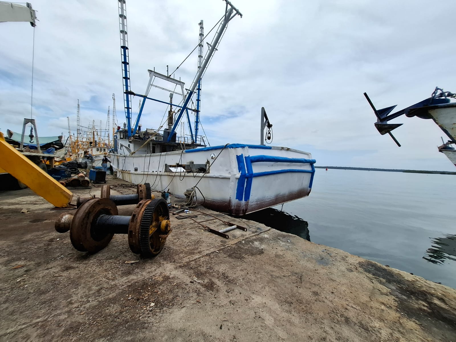 Baja actividad de barcos camaroneros afecta a otras áreas de trabajo