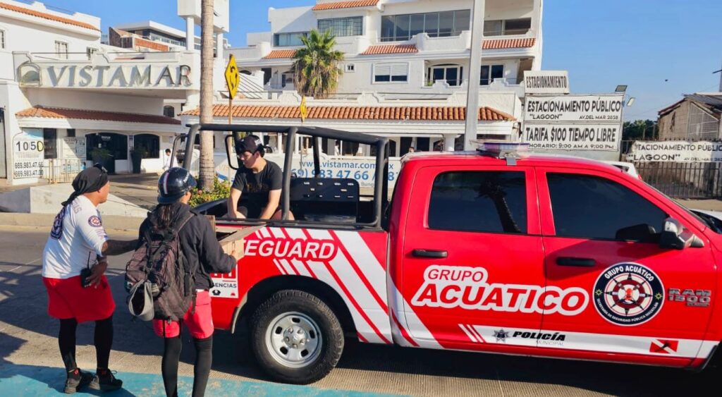 Pescador atrapa accidentalmente a un pelícano