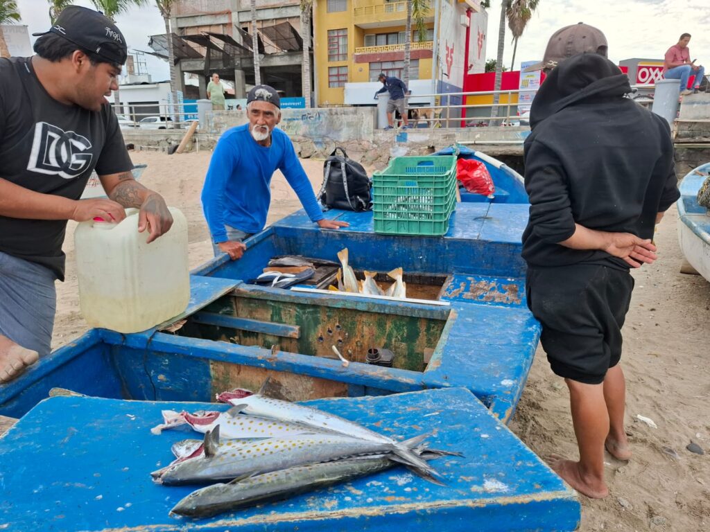 Pescadores de Playa Norte tienen que navegar varios kilómetros para poder tener buenas capturas
