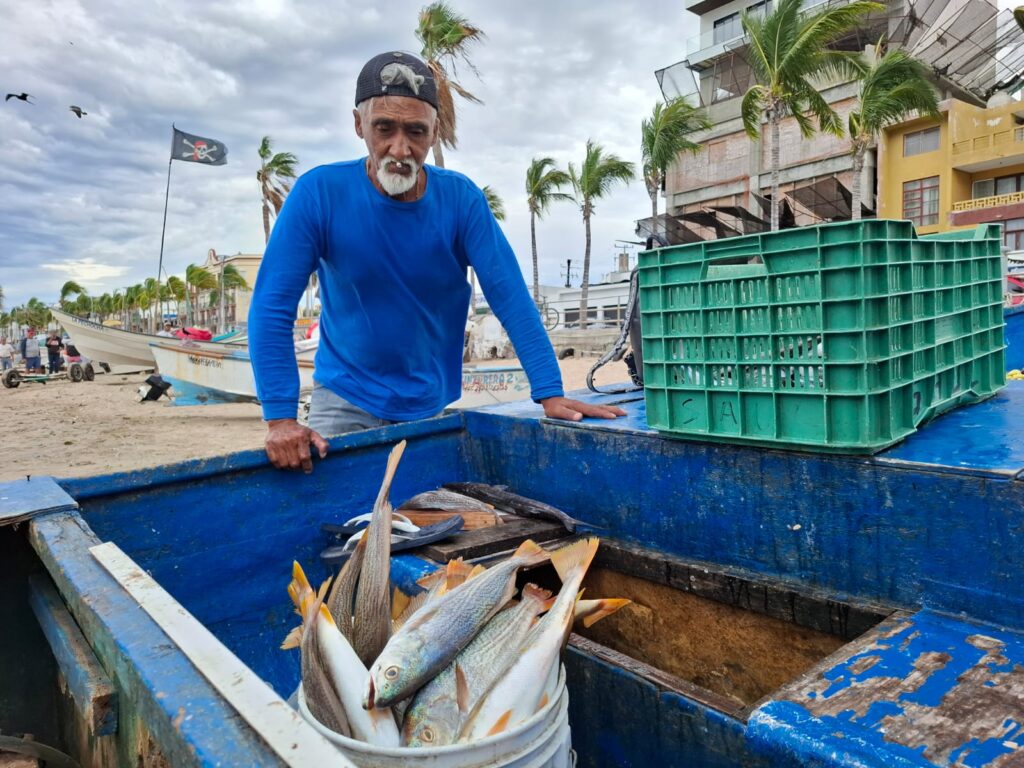Pescadores de Playa Norte tienen que navegar varios kilómetros para poder tener buenas capturas