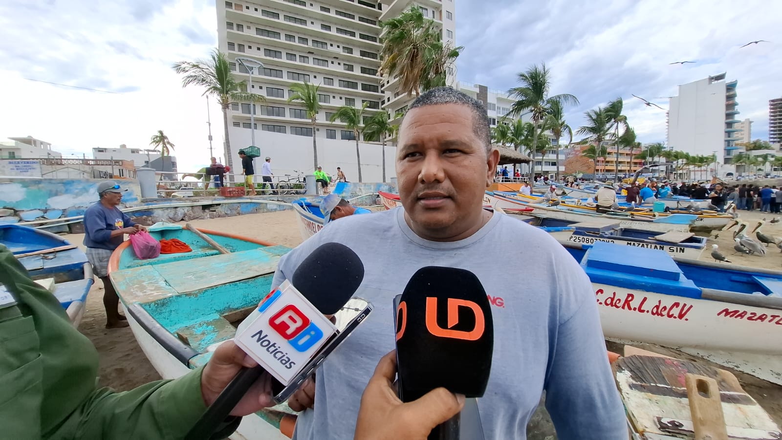 Pescadores de Playa Norte tienen que navegar varios kilómetros para poder tener buenas capturas