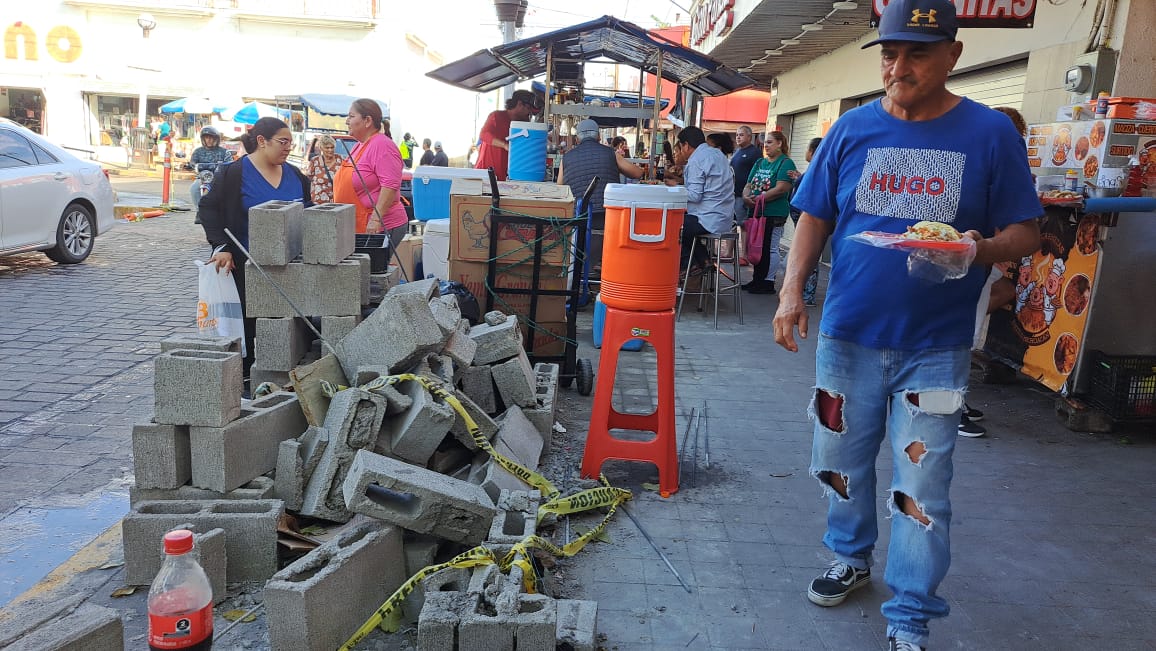 Sigue detenida construcción de bardas en banquetas frente al “Pino Suárez”