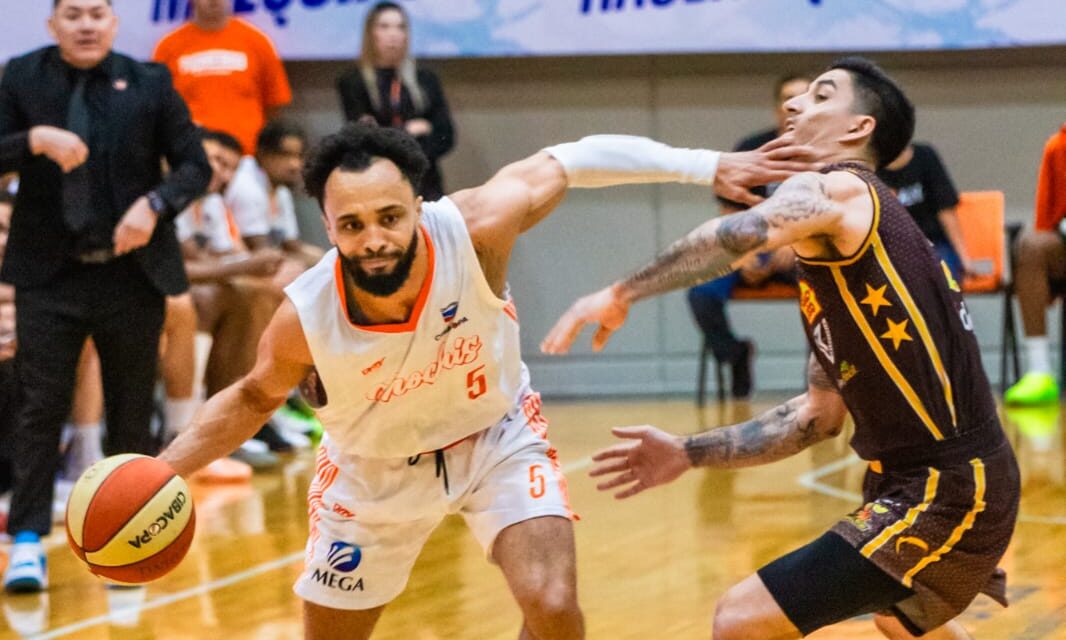 Jugador de Pioneros y Frayles en juego de CIBACOPA