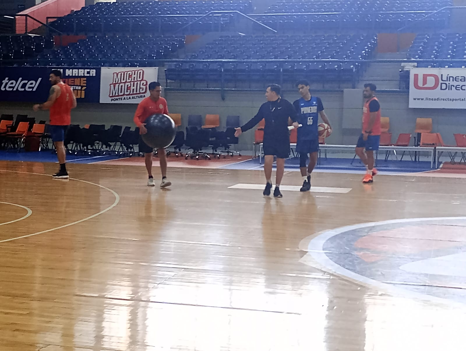 Pioneros de Los Mochis en un gimnasio durante un entrenamiento