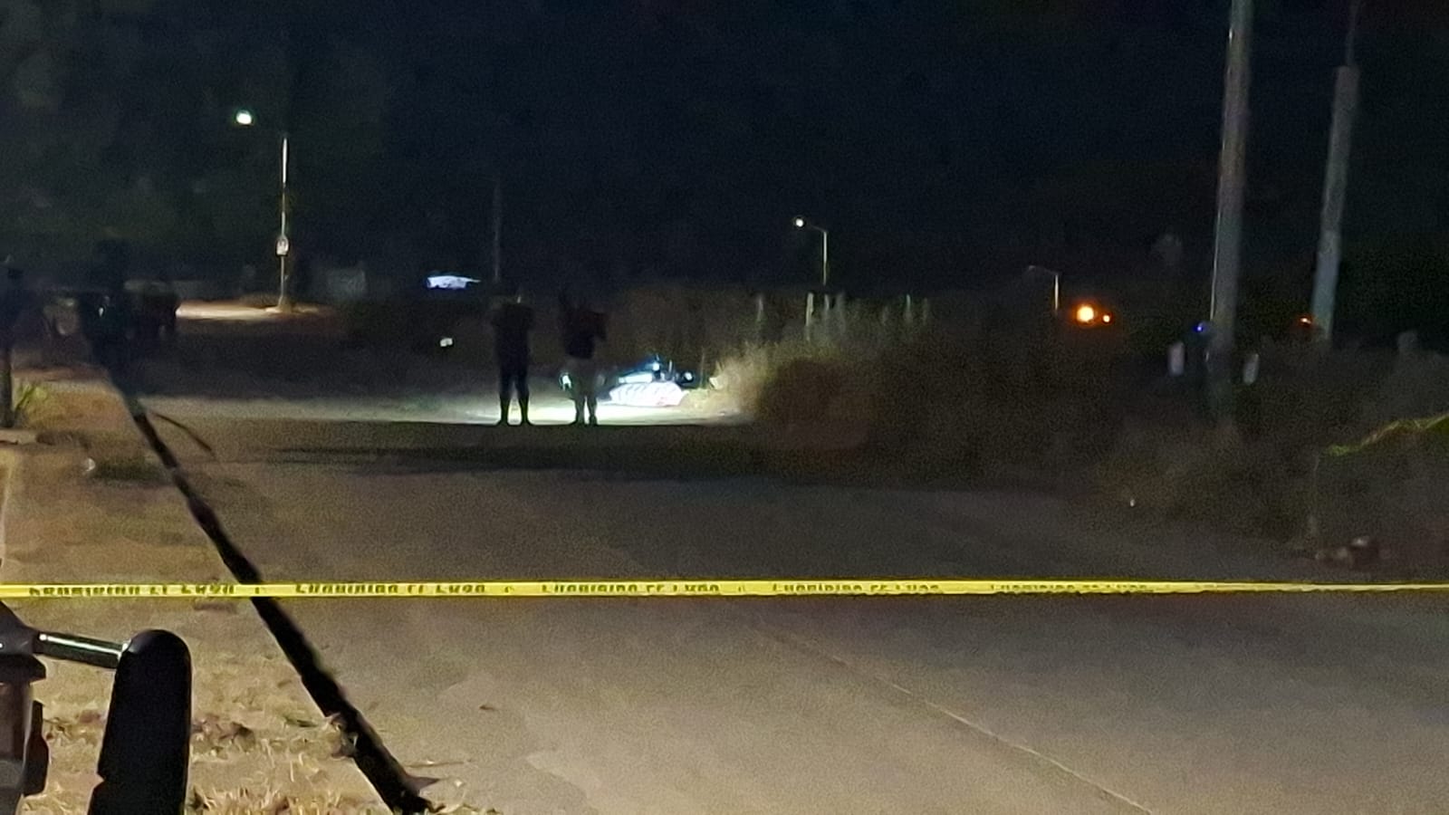 Cinta amarilla y dos policías municipales