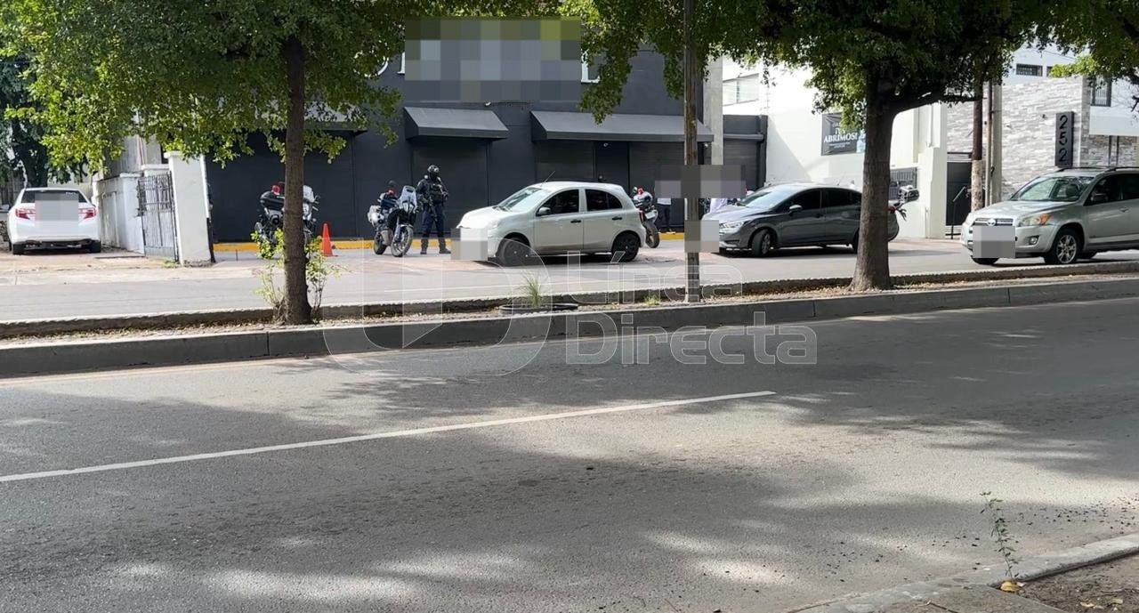 Elementos policiacos afuera de una calle resguardando la zona en la que hubo un atentado contra diputados de MC