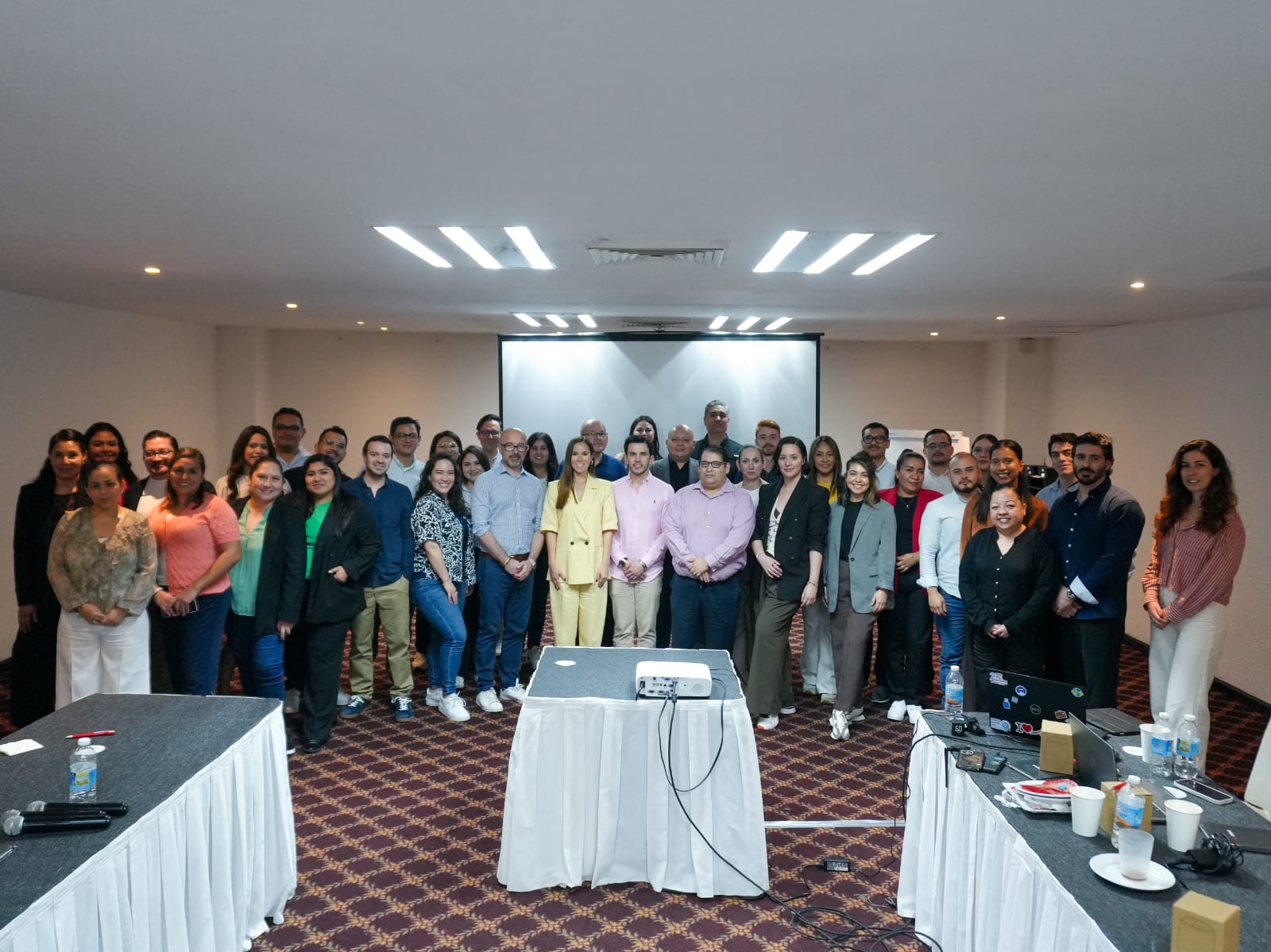 Personas de pie en un salón de eventos