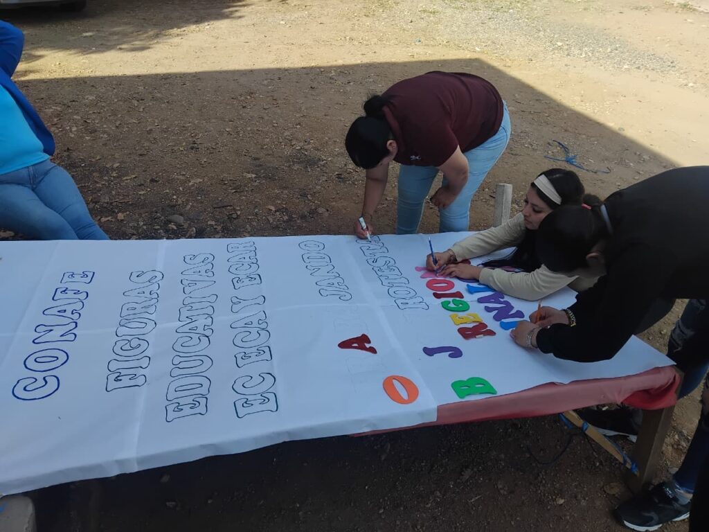 Personas escribiendo en cartulina blanca