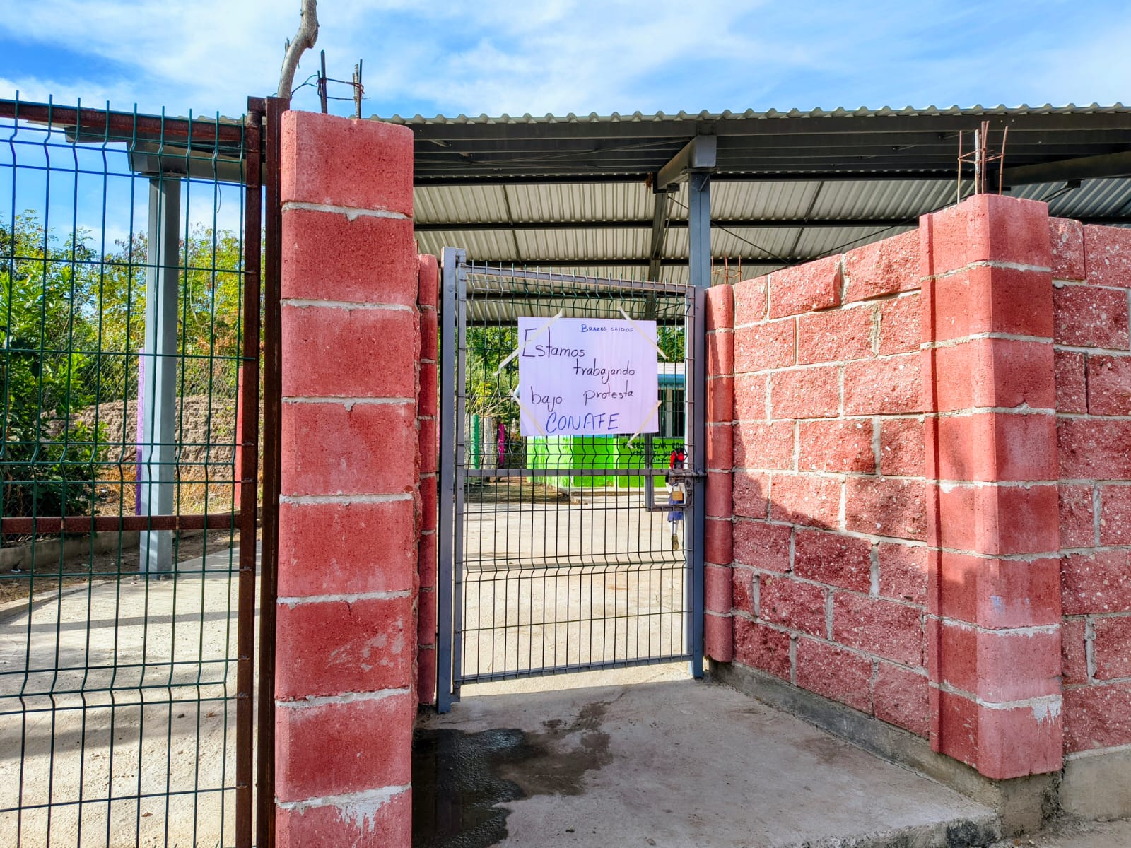 Entrada de escuela con una cartulina
