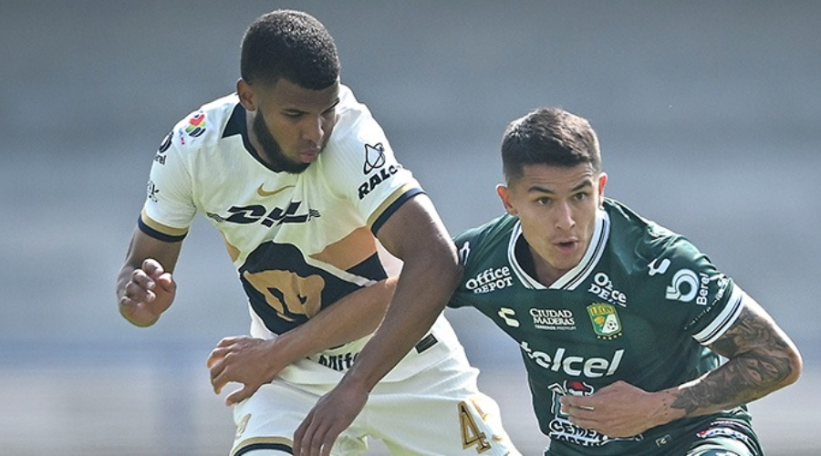 Dos jugadores disputando un balón