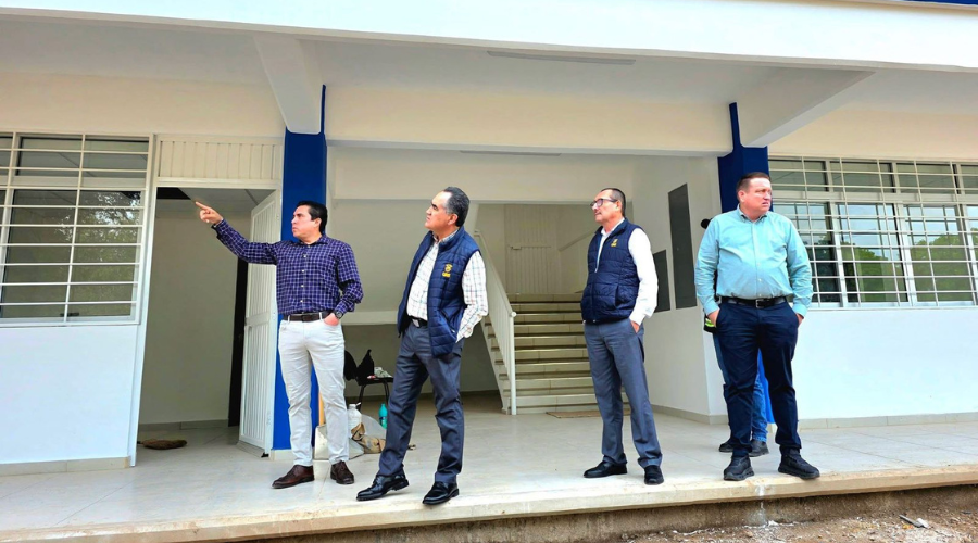 Rector y autoridades de la UAS supervisando obra