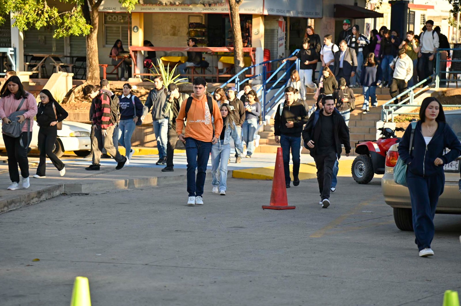 Estudiantes caminando por las instalaciones universitarias