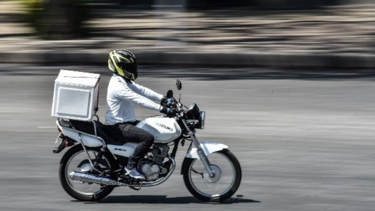 ¿Cuánto ganan los repartidores de plataforma digital en motocicleta por cada entrega que realizan?