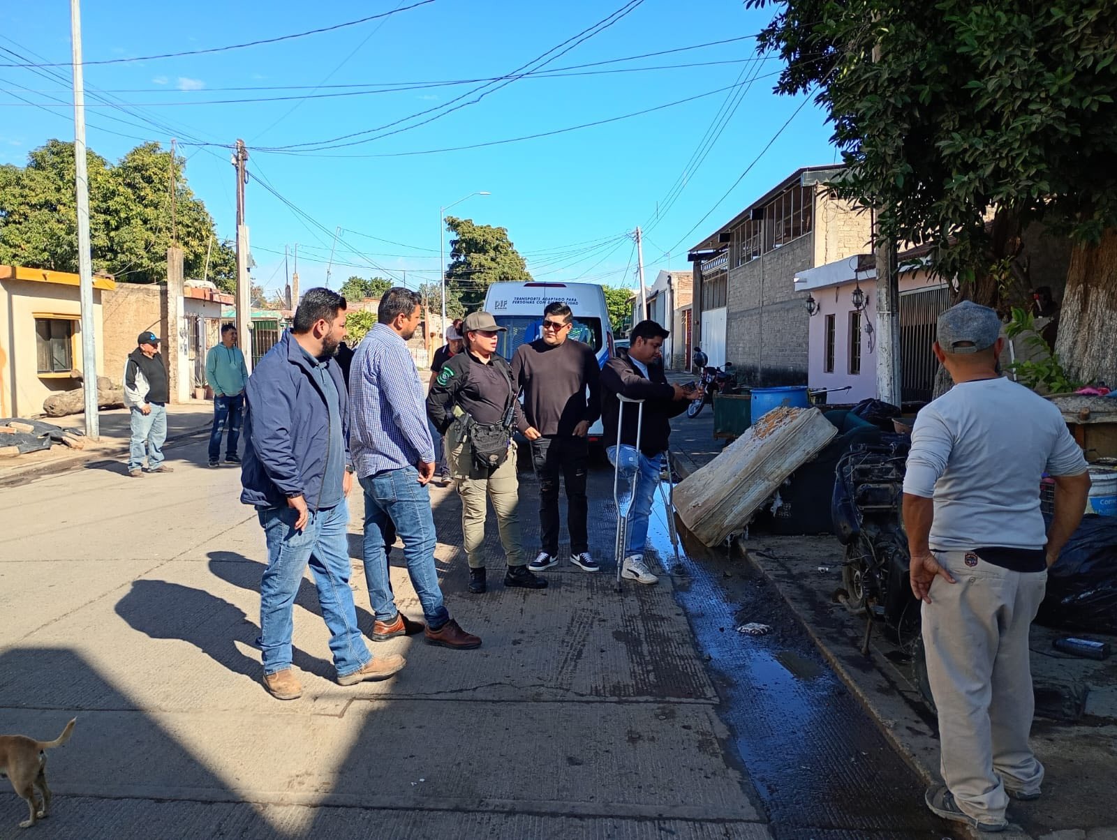 Personas frente a una casa realizando limpieza
