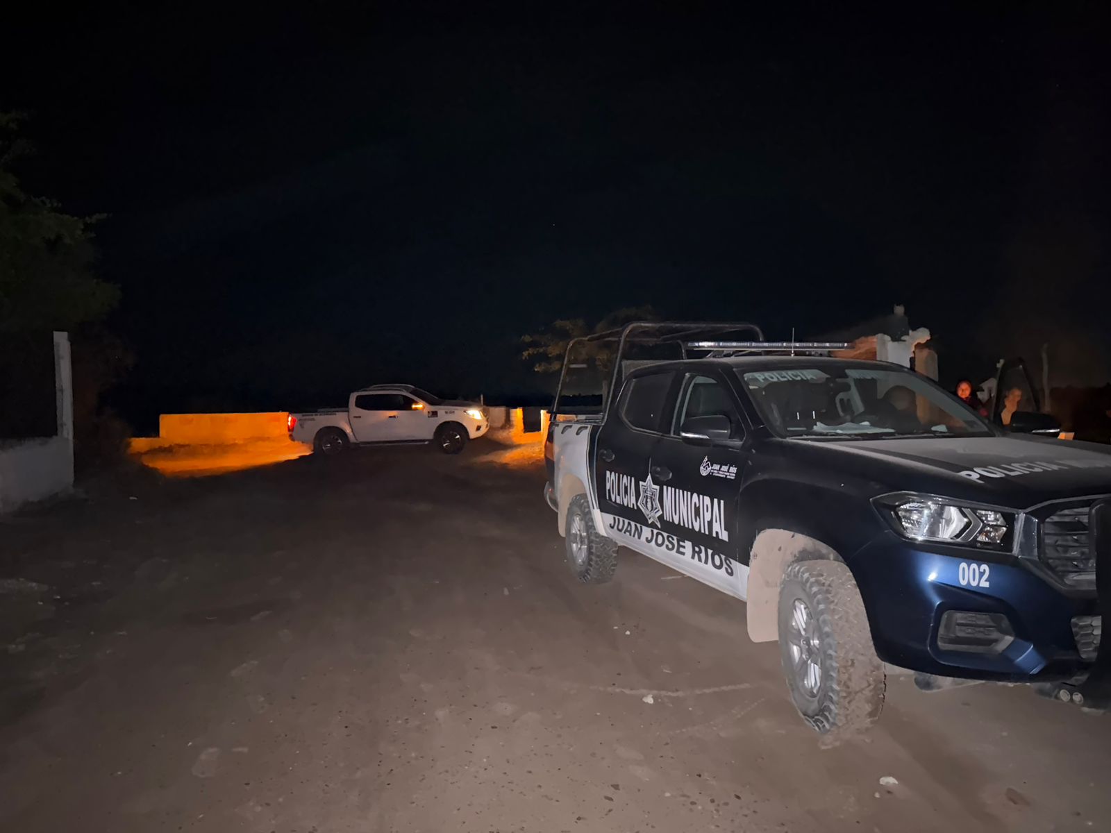 Camioneta blanca junto a la policía municipal de Juan José Ríos