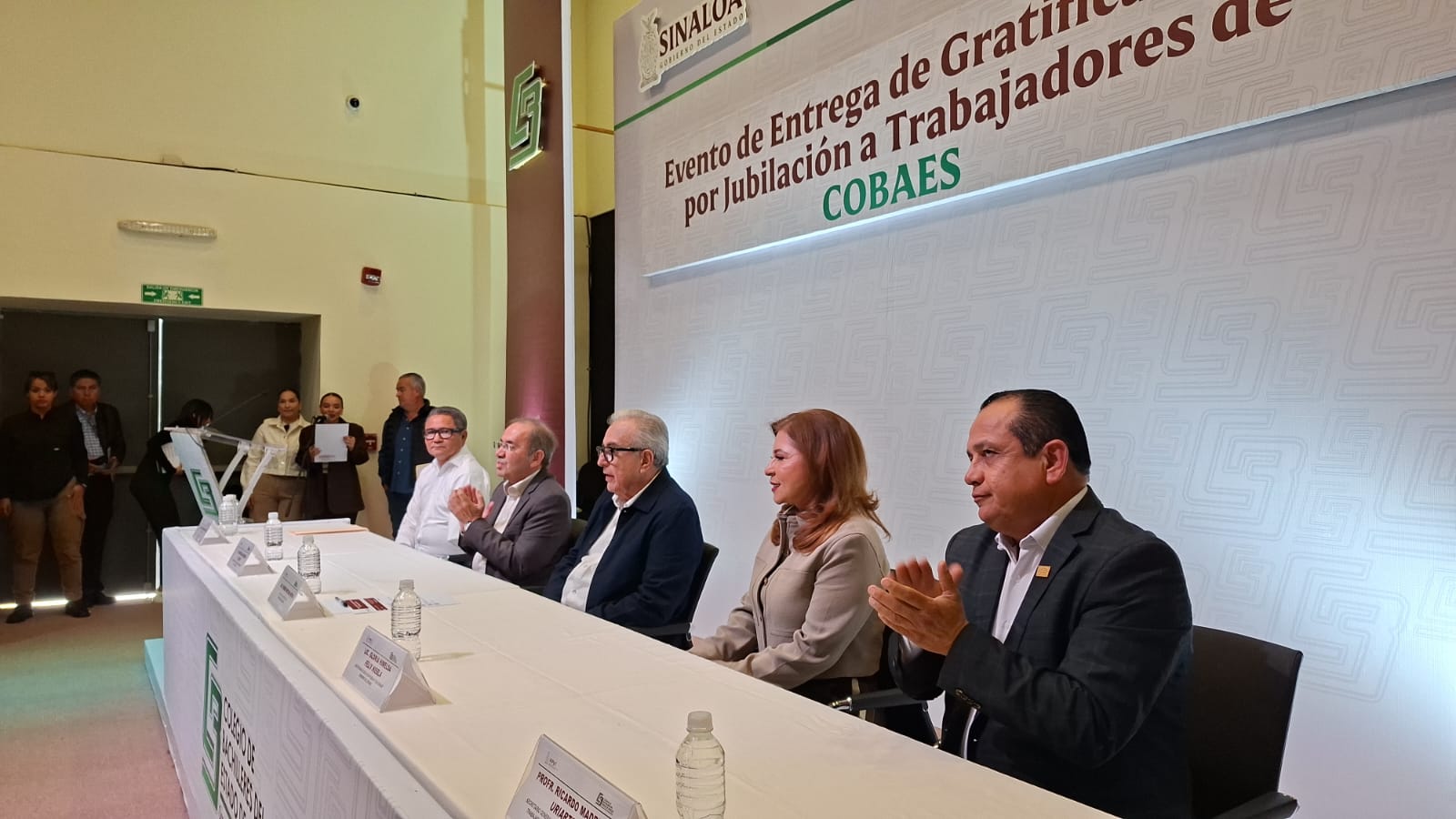 Rocha encabeza entrega de 57 gratificaciones a trabajadores de Cobaes