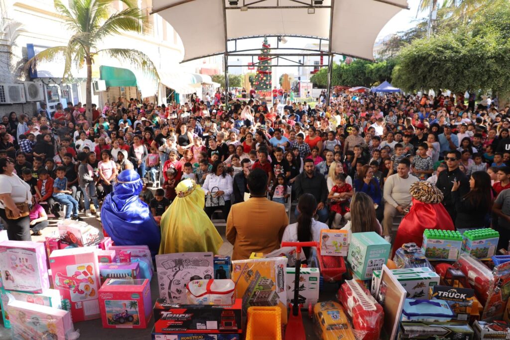 Personas reunida en festejo de Elota