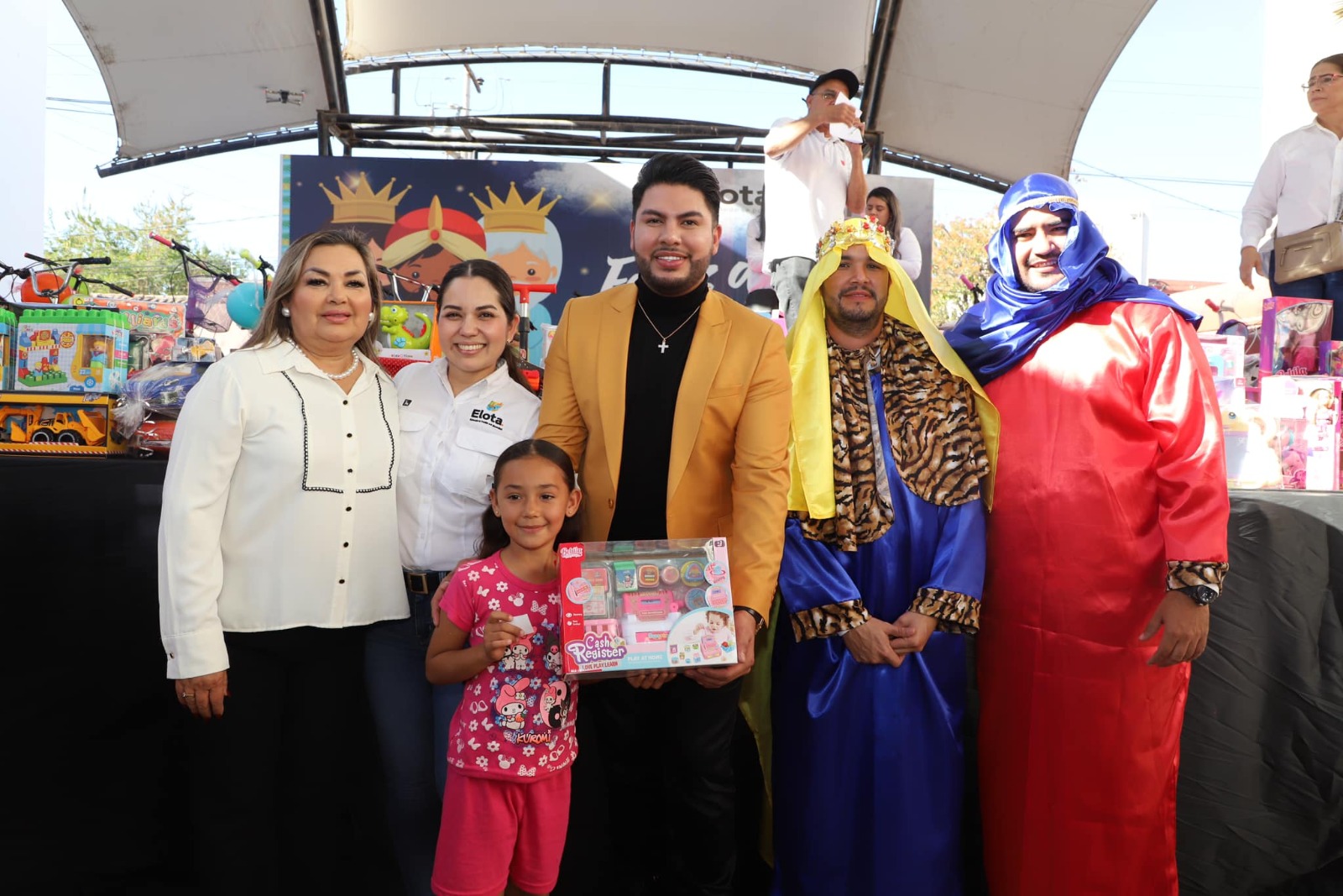 Reyes magos junto a alcalde
