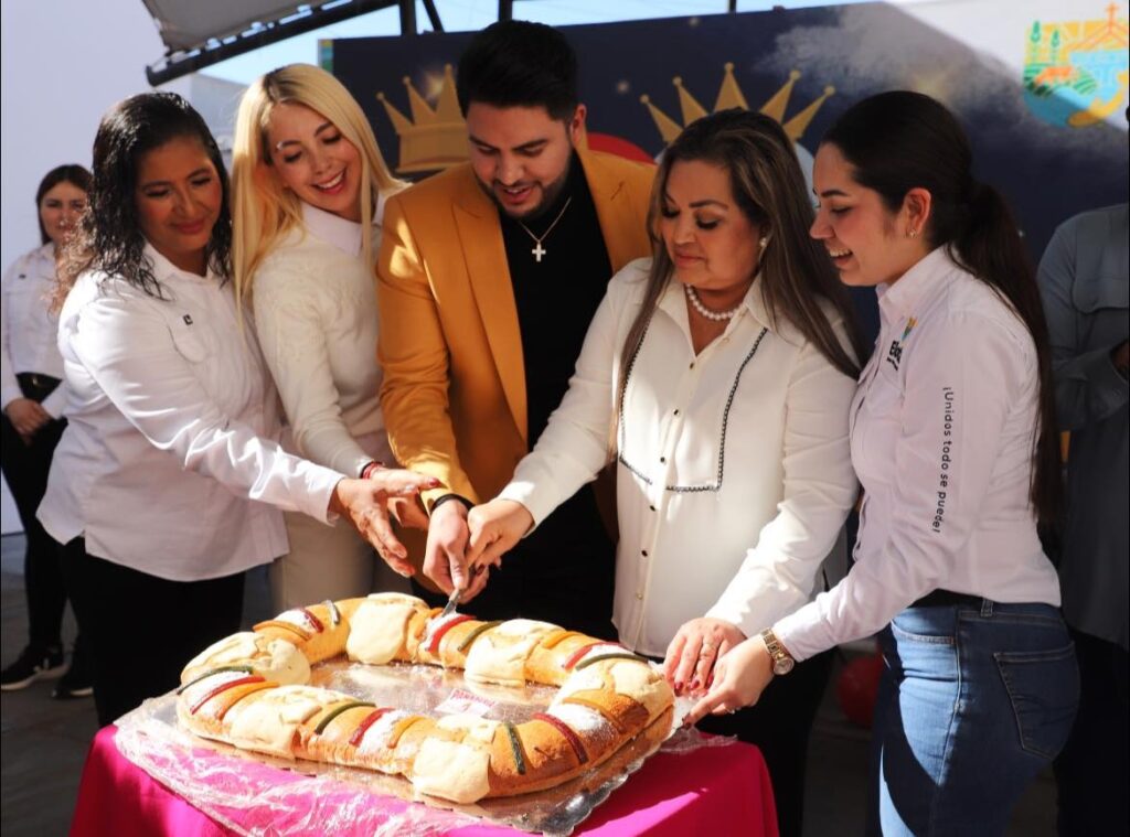 Alcarlde de Elota partiendo rosca de reyes