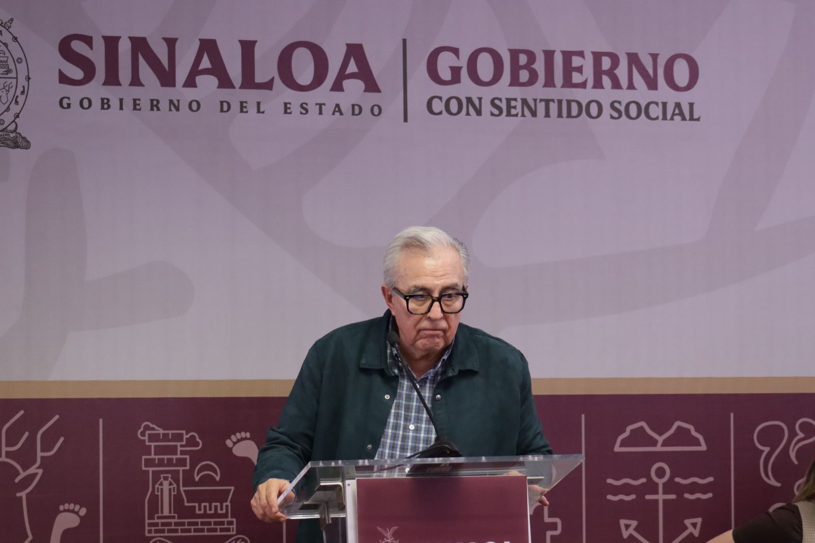 Rubén Rocha Moya durante la conferencia de la semanera