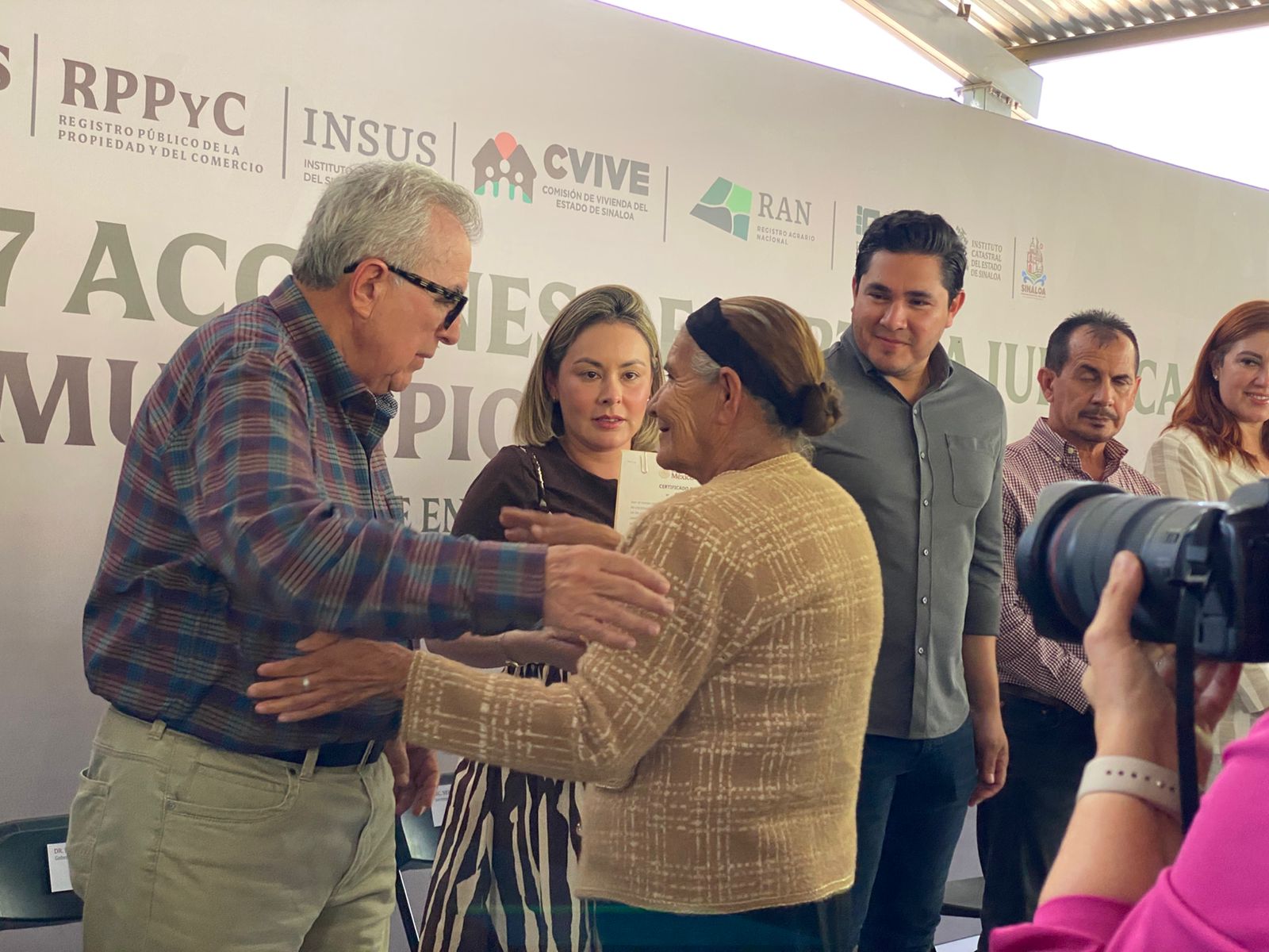 Rocha Moya entrega más de 3 mil títulos de propiedad en Sinaloa municipio