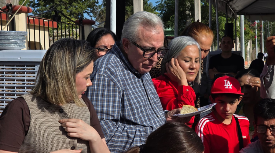 Rubén Rocha Moya comparte Rosca de Reyes con los habitantes de Tamazula Segundo