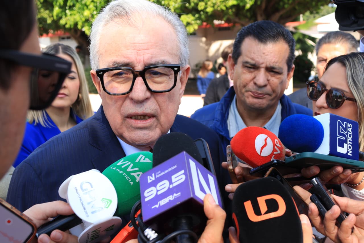 Gobernador de Sinaloa, Rubén Rocha Moya entrevistado por los medios