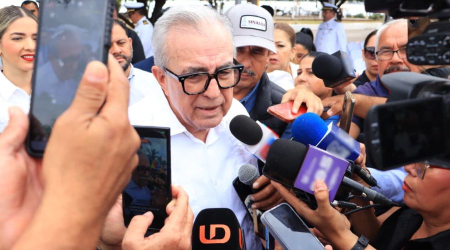 Rubén Rocha Moya durante un acto Naval en Mazatlán