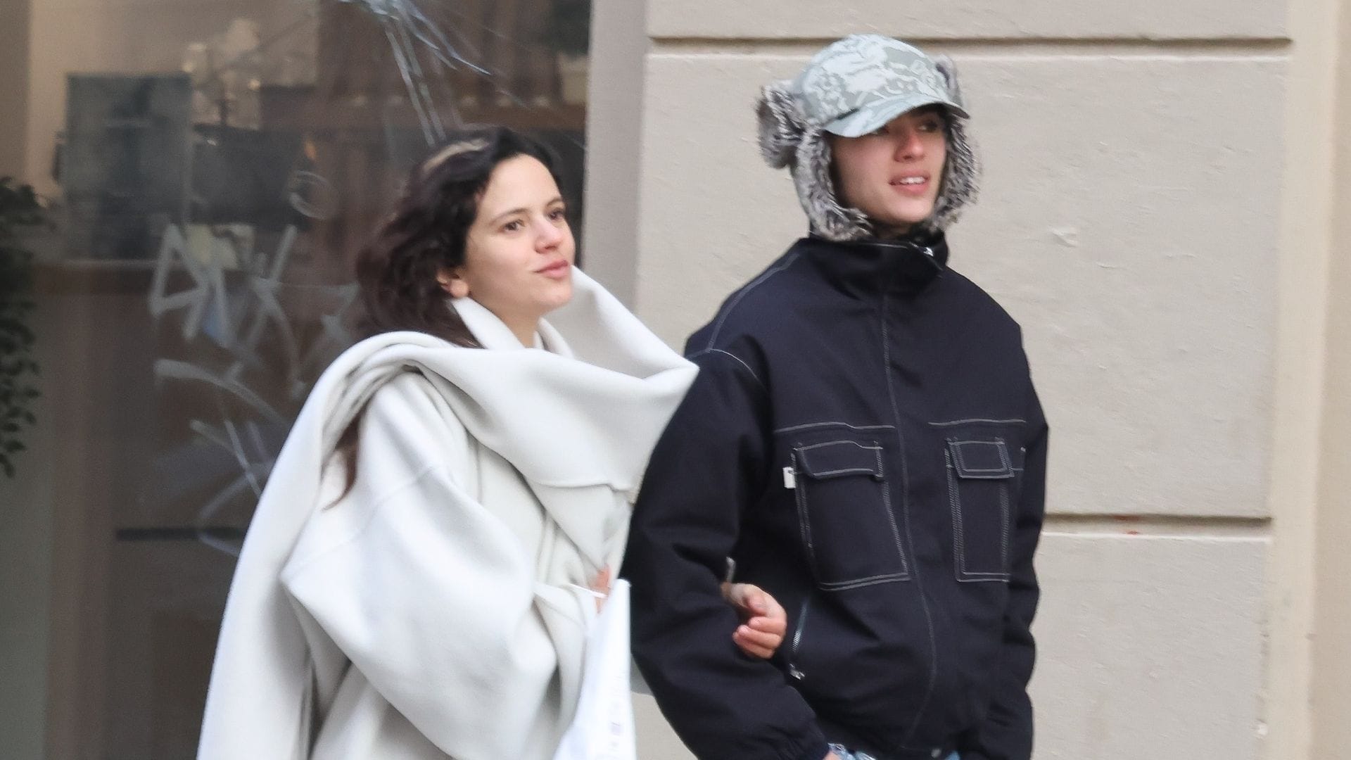 ¿Nuevo romance? Captan a Rosalía paseando de la mano con la modelo Loli Bahía en París
