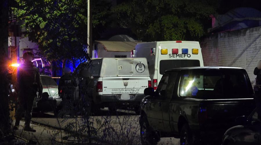 Unidades del cuerpo de emergencia en una calle, elementos desplegados y una cinta amarilla de precaución