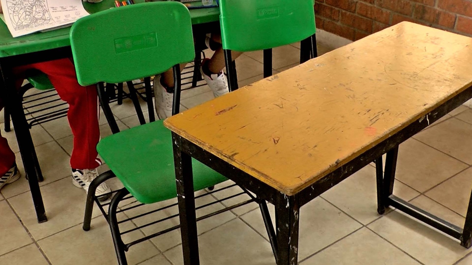 Sillas escolares y mesa solas