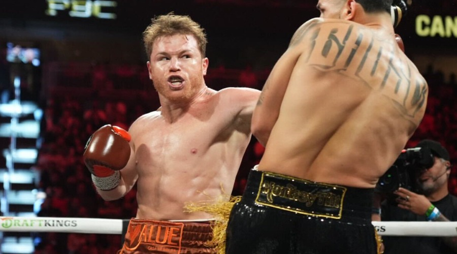“Canelo” Álvarez pegando un golpe en su pelea
