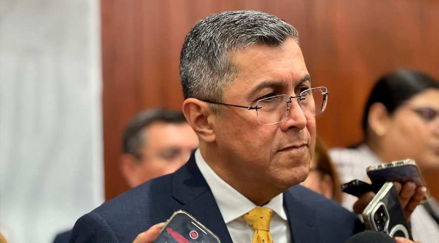 Óscar Rentería Schazarino tras comparecer ante el Congreso de Sinaloa