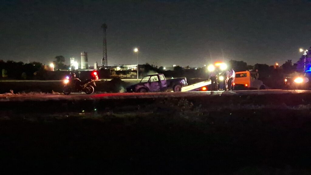 Se incendia camioneta por libramiento poniente en Los Mochis
