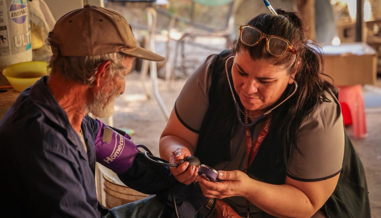 Personal médico en chequeo de persona adulta en jornada de atención