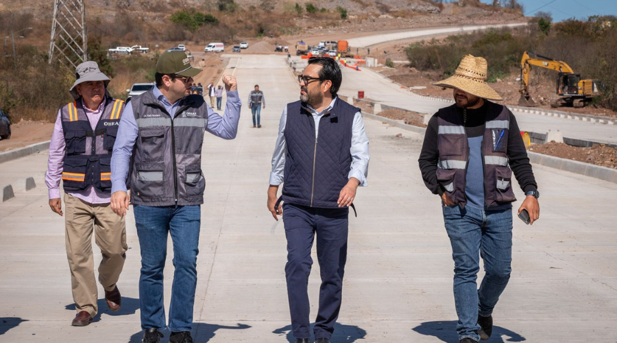 El presidente municipal de Culiacán, Juan de Dios Gámez Mendívil, y el secretario de Obras del Gobierno de Sinaloa, Raúl Montero, supervisaron las obras de conexión del bulevar Agricultores.