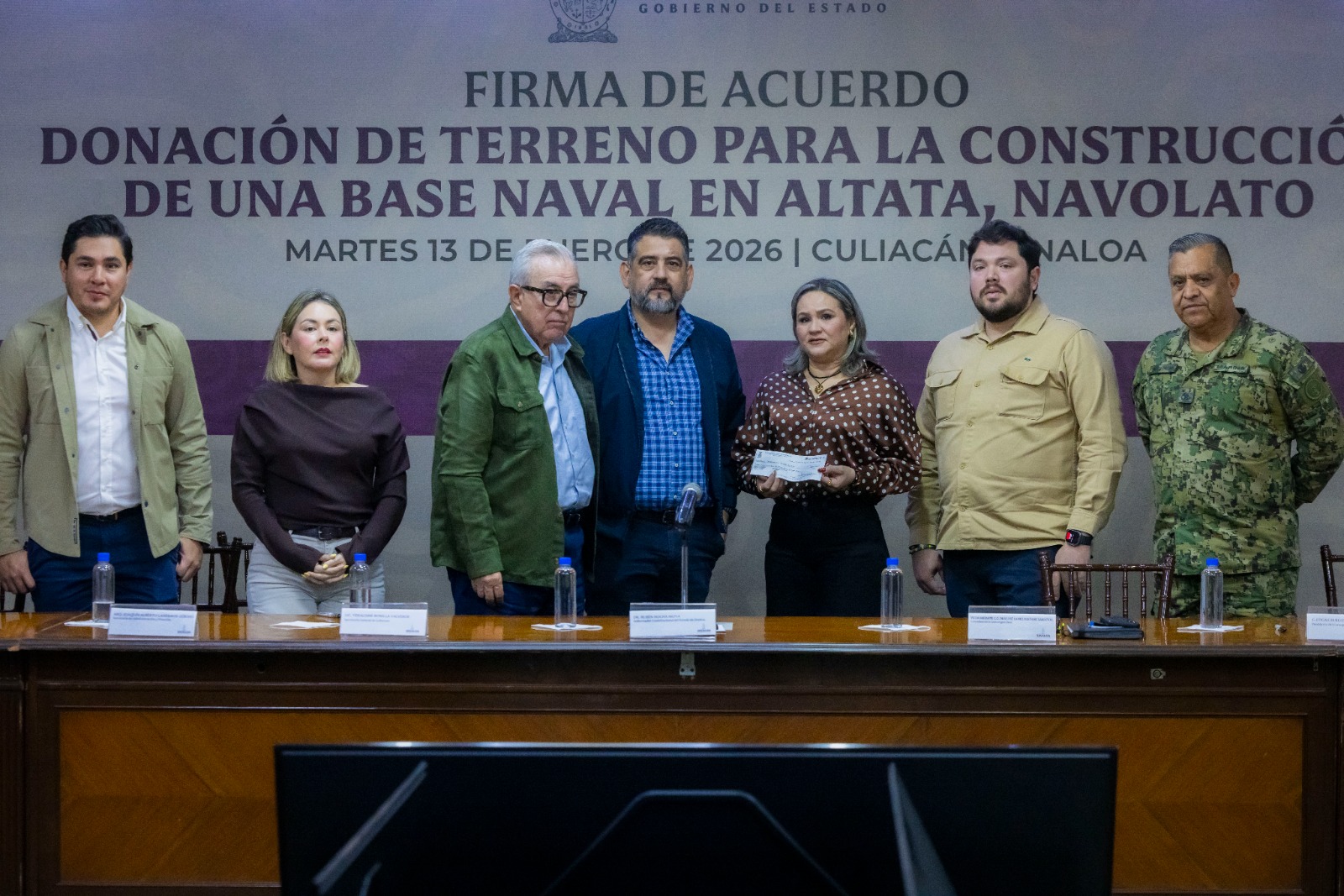 Gobernador de Sinaloa y gabinete de seguridad y Secretaria de Marina posando para la foto