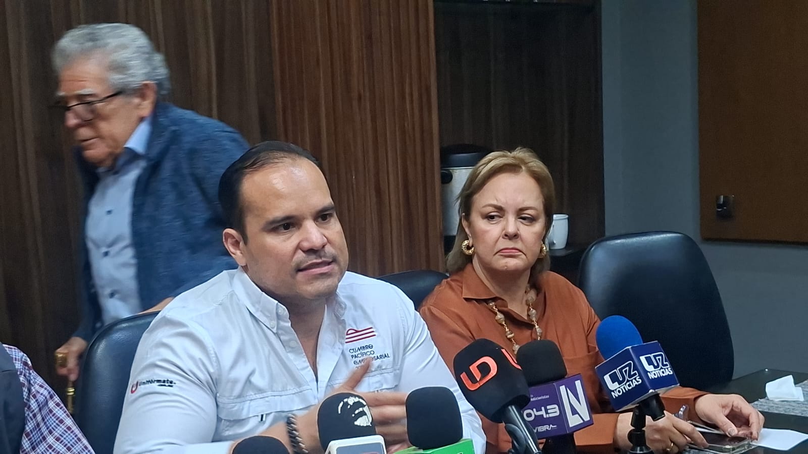 Autoridades de Sedeco Ahome en conferencia de prensa
