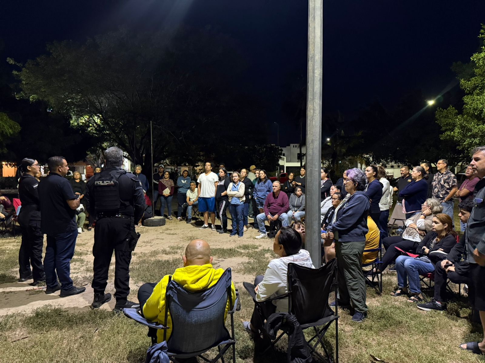 Reunión de policías junto a vecinos de sector en Mazatlán
