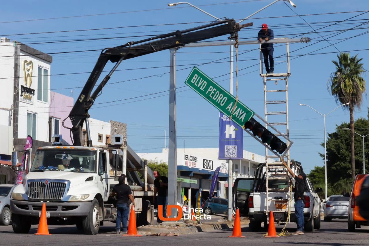 Grúa colocando semáforo en calle de Los Mochis