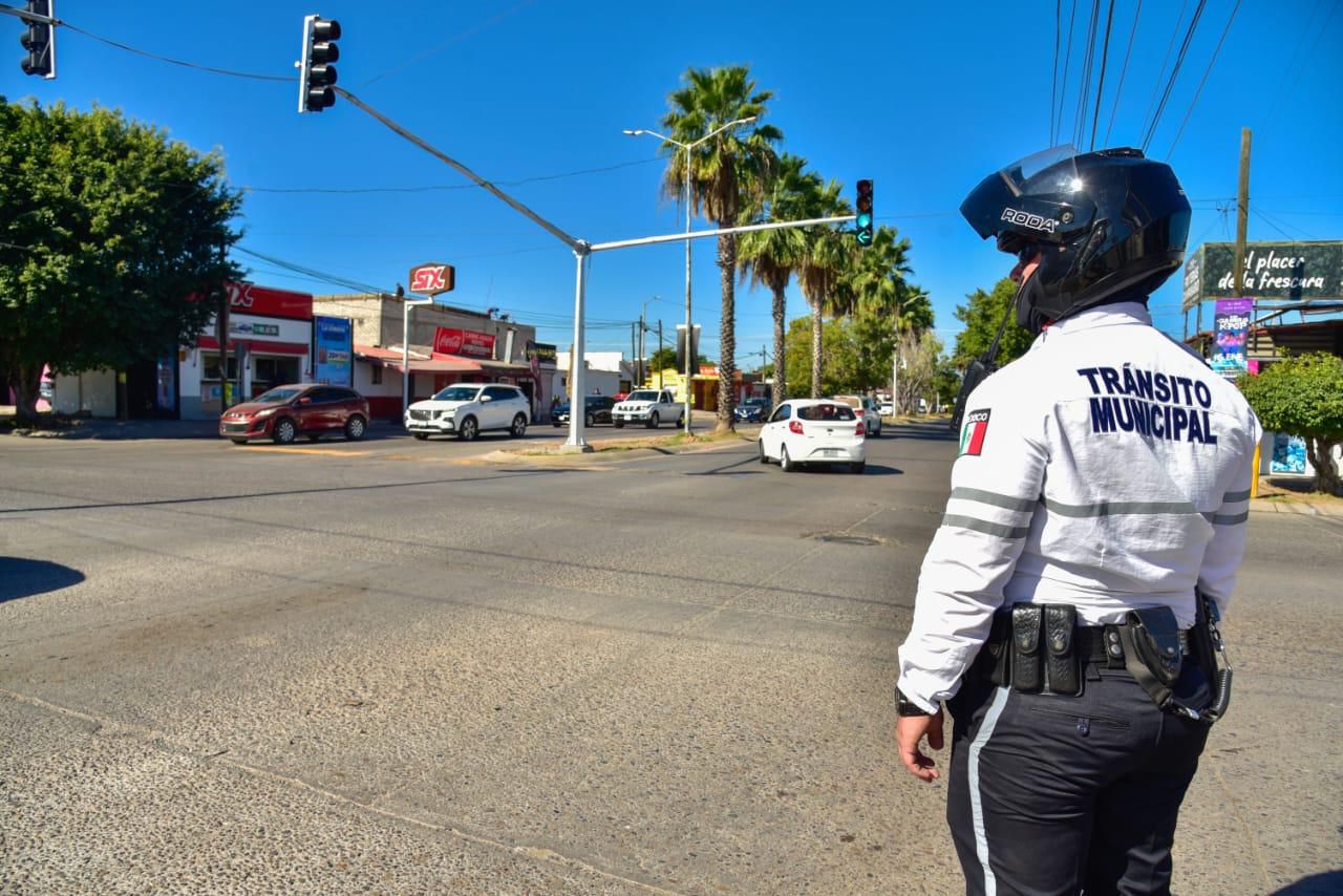 Elemento de transito parado en vialidad frente a semáforos