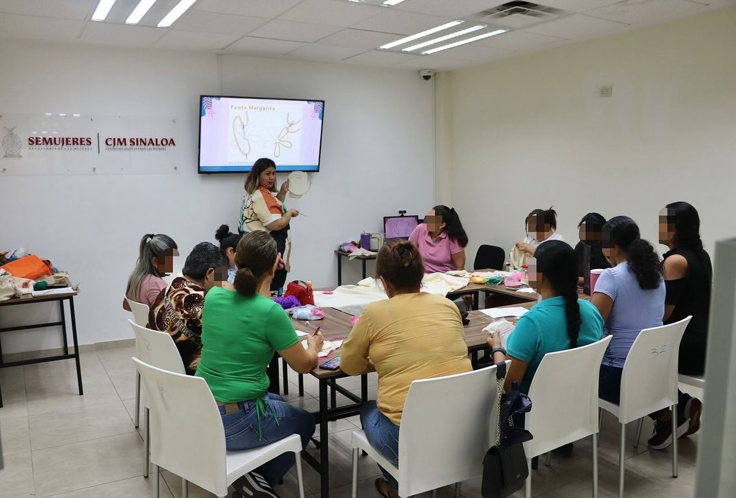 Pláticas con mujeres por parte de Semujeres
